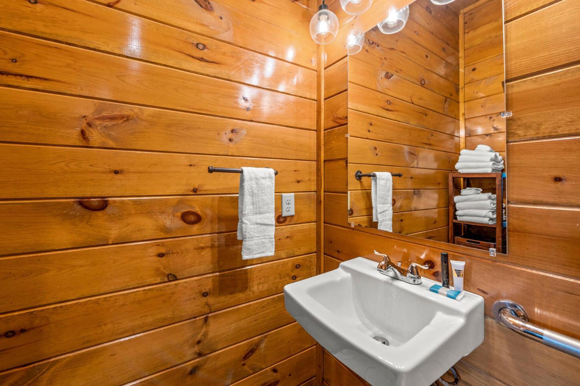 The Great Maple Retreat By Stony Brook Cabins แกตลิงเบิร์ก ภายนอก รูปภาพ